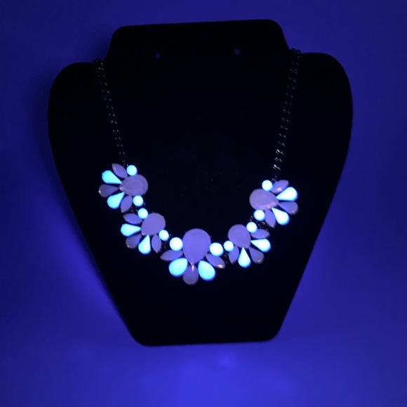 Vintage UV Lucite Ivory Cream Faced Acrylic Statement Necklace With Ornate Chain - Picture 1 of 11